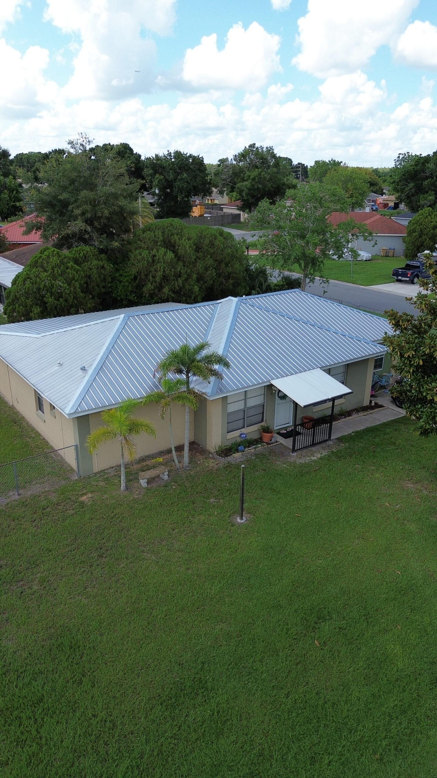 Metal roof replacement by professional roofing contractor in Kissimmee.